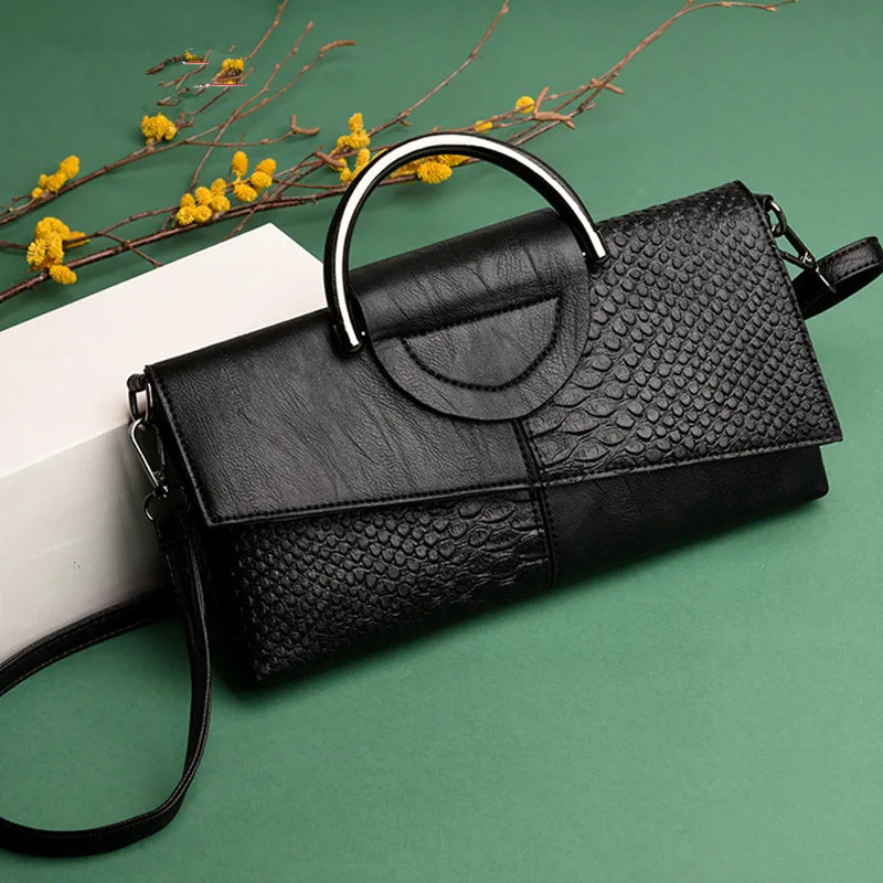 CELINE | STRUCTURED BLACK HANDBAG