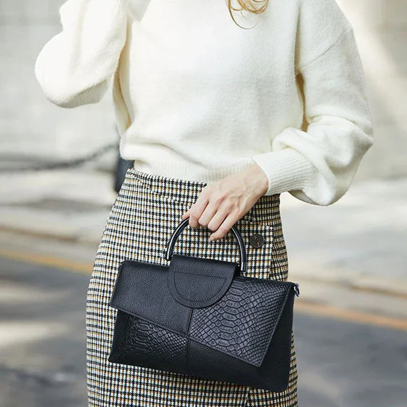 CELINE | STRUCTURED BLACK HANDBAG